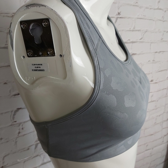 𝅺NIKE Training Pro Dri-FIT Swoosh  all over leopard print sports bra in g… - Picture 7 of 11